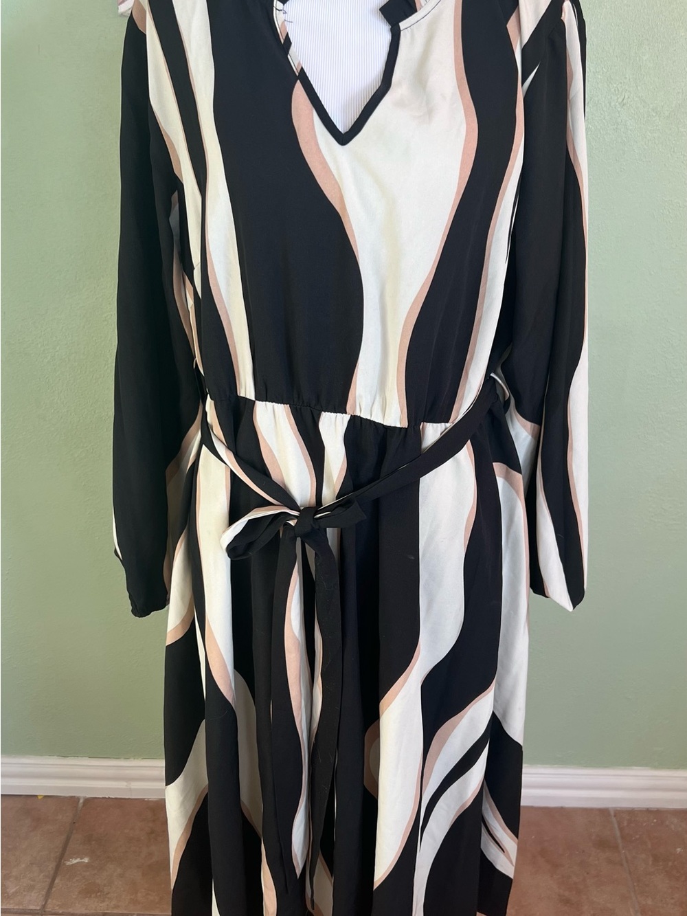 Bloomchic - Women's Black and Cream Wave-Print Tie-Waist Dress